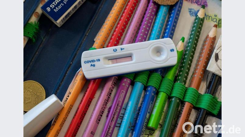 Ein Testkassette zum Selbsttest auf Corona liegt auf einem Federmäppchen. Bild: Peter Kneffel/dpa/Symbolbild