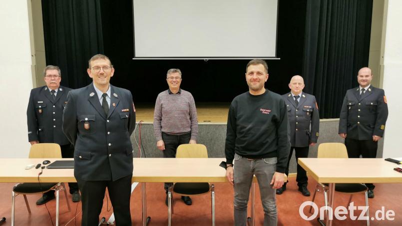 Gratulationen an den neuen Kommandanten Georg Rauch und Stellvertreter Markus Lehner (vorne v.l.) kamen von Kreisbrandrat Marco Saller, Kreisbrandinspektor Martin Weig, Bürgermeister Reiner Gäbl und Kreisbrandmeister Thomas Kleber (hinten v.r.). Bild: gz