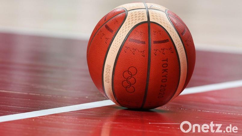 Ein Basketball liegt auf dem Spielfeld. Bild: Swen Pförtner/dpa/Symbolbild