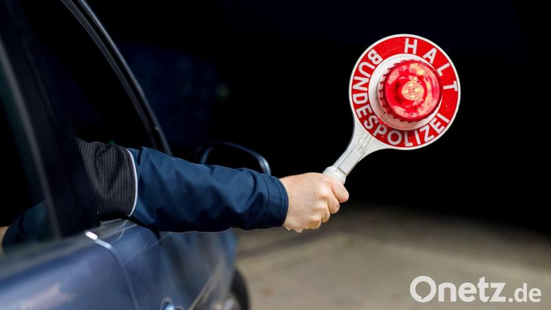 Bei einer Kontrolle fanden Bundespolizisten einen Schlagring. Symbolbild: Bundespolizei/exb