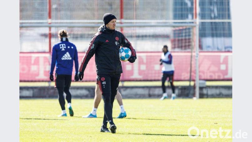 Trainer Julian Nagelsmann mit einem Ball unter dem Arm über den Platz und leitet das Training. Bild: Matthias Balk/dpa/Archivbild