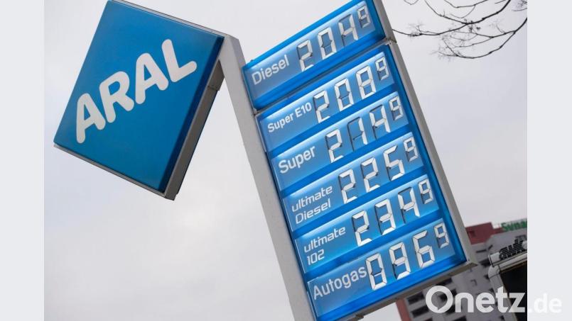 Preise für Kraftstoffe an einer Tankstelle in Berlin. Der russische Angriffskrieg in der Ukraine hatte zu neuen Turbulenzen auf den Ölmärkten geführt. Bild: Paul Zinken/dpa