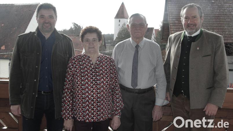 Zum runden Geburtstag machte Richard Lang auch Bürgermeister Frank Zeitler (rechts) seine Aufwartung. Links im Bild Langs Sohn Herbert und Ehefrau Katharina. Bild: ral