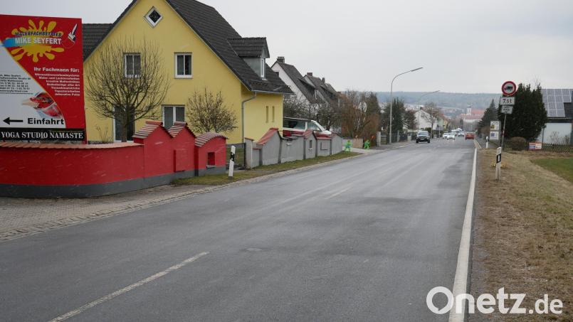 In der Pfaffenreuther Straße wird die Auswechslung der Wasserleitung ab Montag fortgesetzt. Dann ist die Kreisstraße durch Waldsassen Richtung Pfaffenreuth komplett gesperrt, die Umleitung ist ausgeschildert. Bild: hmr