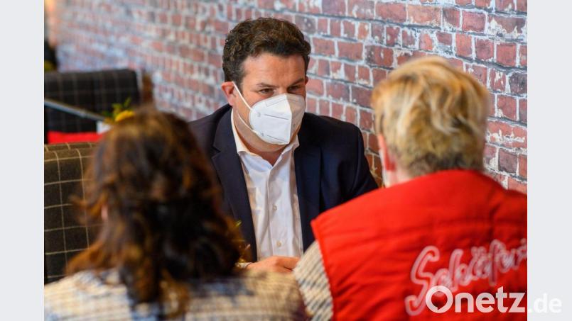SPD-Arbeitsminister Hubertus Heil spricht in einer Bäckerei mit Mitarbeiterinnen, die vom neuen Mindestlohn profitieren könnten. Bild: Klaus-Dietmar Gabbert/dpa-Zentralbild/dpa