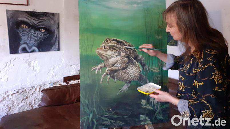 Verlorene Liebe - der Ehering am Grunde des Teiches - und gefundene Liebe - die Kröten bei der Paarung, nennt Uschi Brauner dieses Bild. Es ist, ebenso wie der Gorilla-Kopf mit Acryl-Farben gemalt. Bild: hka