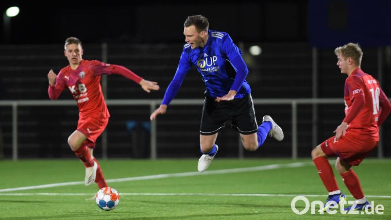 Sven Kopp (Mitte) wäre ohnehin gegen Osterhofen nicht dabei gewesen, aber jetzt sind vielleicht auch seine Teamkollegen von der SpVgg SV Weiden in dieser Woche zum Zuschauen verurteilt. Bild: Büttner, Gerhard