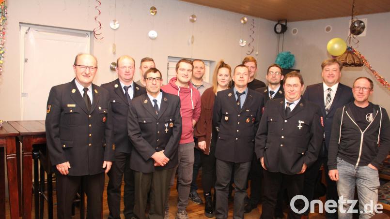 Die Feuerwehr Utzenhofen wählt einen neuen Vorstand, an dessen Spitze Vorsitzender Hubert Zollbrecht (Dritter von rechts) und sein Stellvertreter Erwin Schmidbauer (Dritter von links) stehen. Es gratulieren Kreisbrandinspektor Hubert Blödt (links) und Bürgermeister Stefan Braun (Zweiter von rechts). Bild: aun