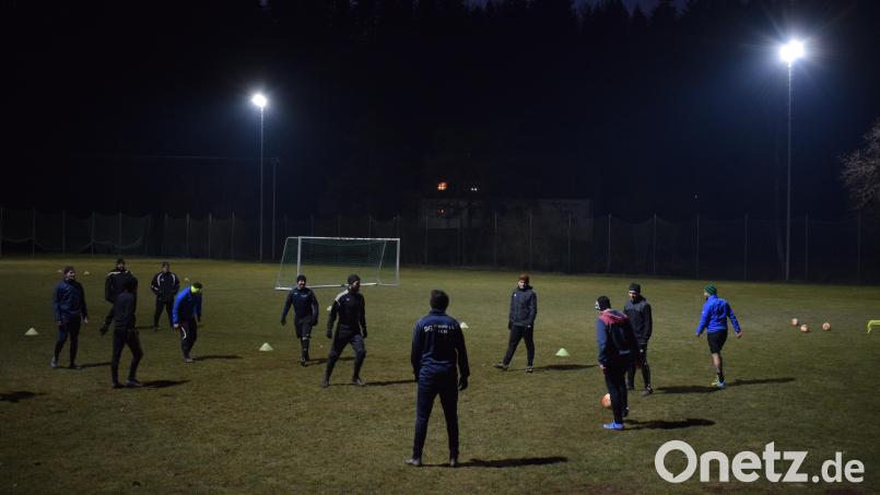 Die neue Flutlichtanlage am Trainingsplatz des TSV Trausnitz spart Energie und bietet optimale Trainingsmöglichkeiten. Bild: bnr