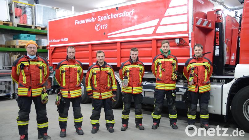 Rund 4000 Stunden Freizeit haben Florian Sehnke, Jörg Fichtner, Andre Hofmann, Michael Walter, Christoph Emmerig und Volker Hammon (von links) in den neuen Löschwasserbehälter der Speichersdorfer Stützpunktfeuerwehr investiert. Bild: ak