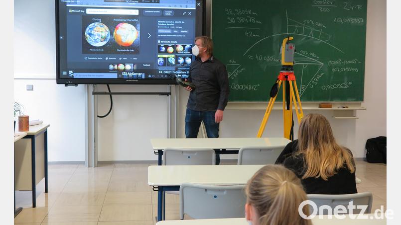 Christoph Stahl erklärte den Zehntklässlern die Bedeutung der Trigonometrie bei der Vermessung. Bild: jzk
