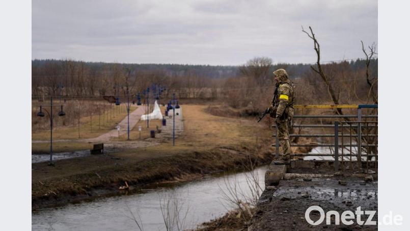Ein ukrainischer Soldat in der Nähe einer zerstörten Brücke am Fluss Irpin. Bild: Emilio Morenatti/AP/dpa/Symbolbild