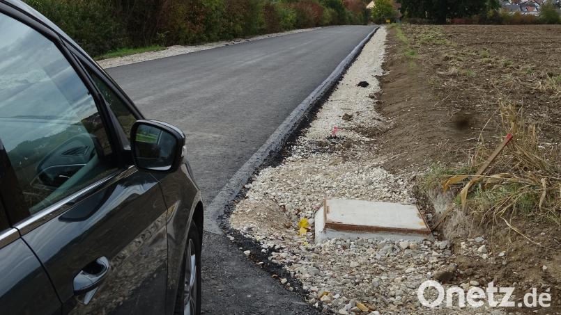 Bei den Arbeiten zur Erneuerung einer Ortsverbindungsstraße zwischen Knölling und Wolfring kam immer mehr Sand zum vorschein. Bild: Houschka