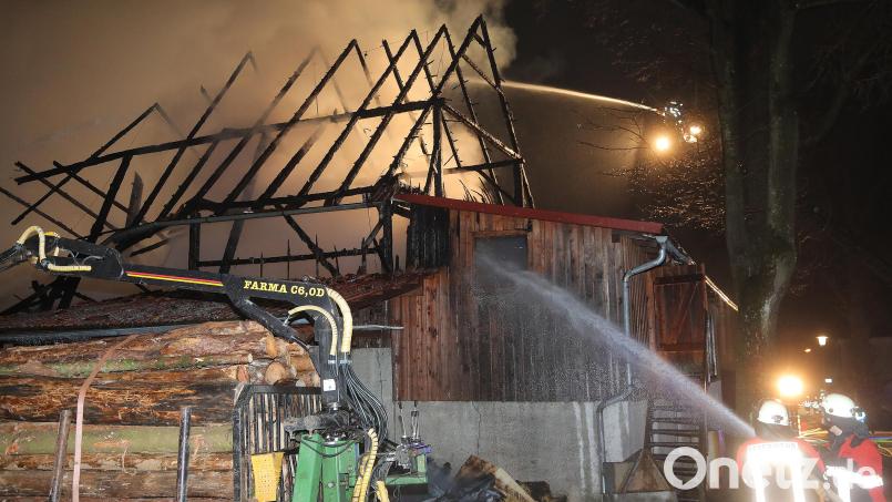 Den Stall in Seiboldsricht (Landkreis Amberg-Sulzbach), in dem am Freitagabend Feuer ausbrach, konnte die Feuerwehr nicht mehr retten. Bild: Wolfgang Steinbacher