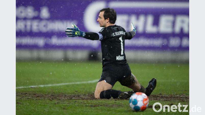 Aues Torhüter Martin Männel kniet auf dem Rasen. Bild: Sebastian Kahnert/dpa-Zentralbild/dpa/Archivbild