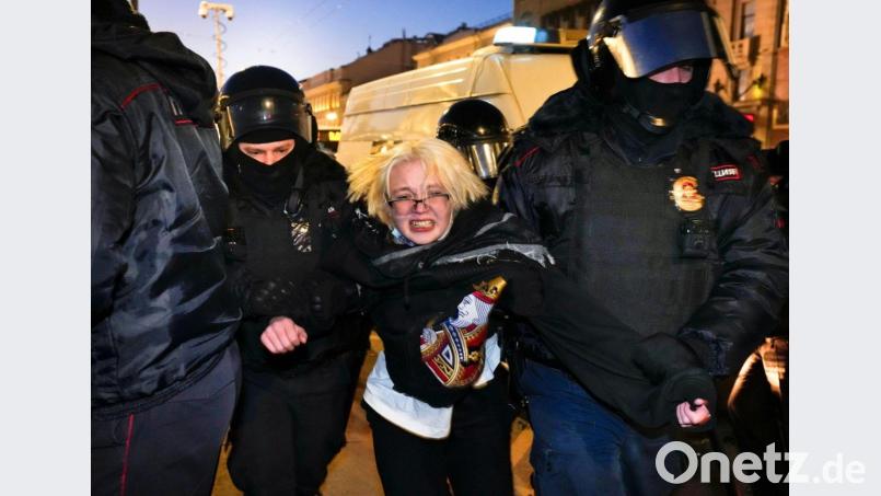 Überall in Russland gehen Menschen gegen den Krieg auf die Straße - viele werden festgenommen, wie hier eine Frau in St. Petersburg Ende Februar. Bild: Dmitri Lovetsky/AP/dpa