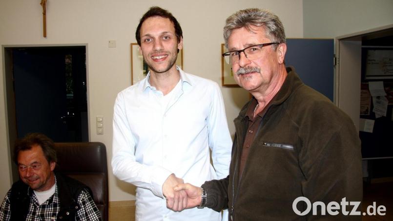 Wolfgang Braun und Florian Heinl (von rechts) bei dessen Amtsantritt, links Lothar Ernstberger. Beide Mitarbeiter wurden nun geehrt. Archivbild: wro