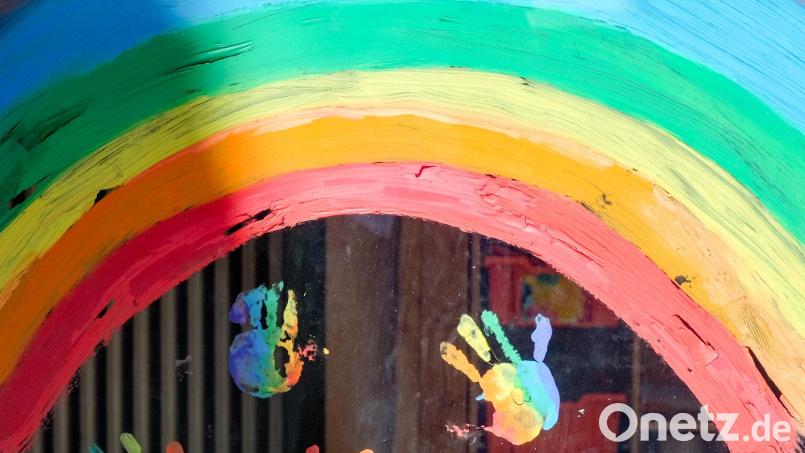 Kinderhände und ein Regenbogen sind an einer Kita zu sehen. In Amberg und Sulzbach-Rosenberg werden heute keine Kitas bestreikt, trotz Aufruf der Gewerkschaft Verdi. Bild: Jens Kalaene/dpa