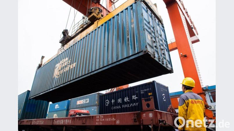 Ein Container wird am Nordbahnhof von Changsha verladen. Bild: Chen Sihan/XinHua/dpa