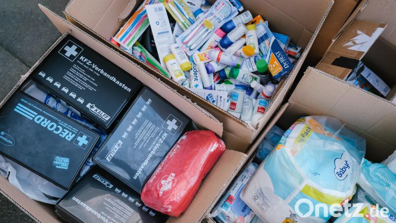 Spenden und Hilfsgüter für die Ukraine werden auch in Weiden gekauft. Manches Regal in Drogeriemärkten ist leergefegt. Symbolbild: Ole Spata/dpa