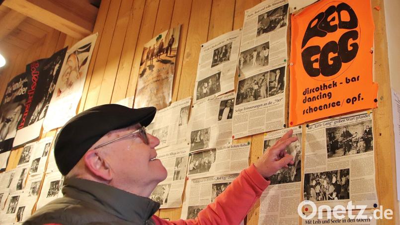 Hans Eibauer, der Jahrzehnte lang Bürgermeister von Schönsee war, betrieb auf dem Gut Dietersberg während seiner Studienzeit die später legendär gewordene Musikkneipe „Red Egg“. An einer Wand voller Zeitungsausschnitte über Konzerte auf dem Gut hängt auch noch das alte Logo des „Red Egg“. Bild: Thomas Dobler