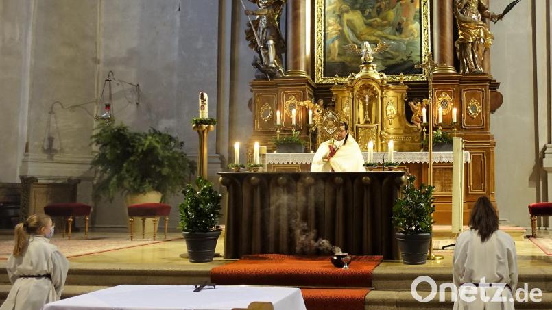 Pater Martin spendete am Ende der Friedensandacht den Gläubigen den eucharistischen Segen. Bild: Michaela Staufer/exb