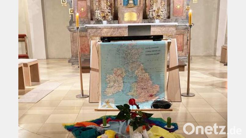Den Altarraum dekorierten zum Weltgebetstag eine Karte von Großbritannien, bunte Tücher und Kerzen. Bild: no