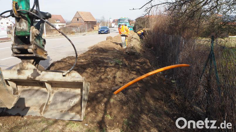 In und um Pfreimd wird kräftig gebaggert, um die schnelle Leitung fürs Internet unter die Erde zu bringen. Insgesamt 40 Kilometer Glasfaser werden hier verbaut. Bild: bl