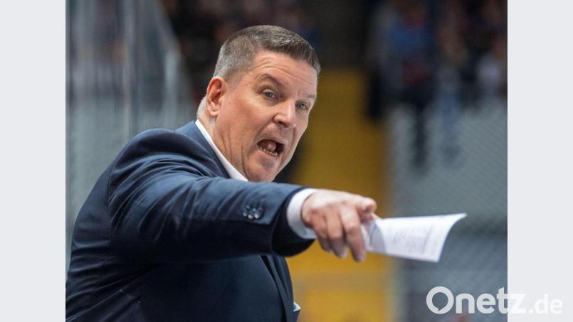 Trainer Tom Pokel von den Straubing Tigers gestikuliert. Bild: Lino Mirgeler/dpa/Archivbild