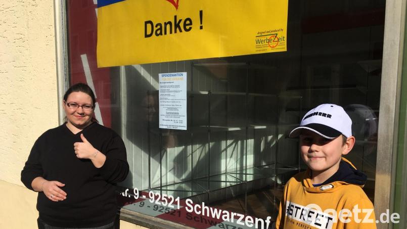 Natasche Kodisch hat auf eigene Faust in Schwarzenfeld eine Spendenaktion für die Ukraine ins Leben gerufen. Sohn Lukas ist stolz auf seine Mama. Bild: ihl