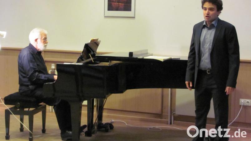 Im Pressather Pfarrsaal interpretierte der Tenor Adnan Barami den Liederzyklus &quot;Die Winterreise&quot; von Franz Schubert. Er wurde am Piano von Jakob Schröder begleitet. Bild: rbr