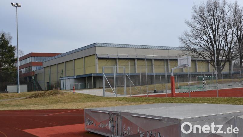 Seit 1976 steht die Dreifachsporthalle beim Stiftland-Gymnasium. Im Vordergrund ist der Sportplatz zu sehen, am rechten Bildrand der bereits 2020 neu angelegte Allwetterplatz. Bild: as