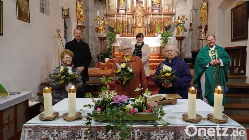 Gertraud Gailer (vordere Reihe, von links), Resi Werner und Johanna Groß wurden bei einem Gottesdienst in Kastl für ihre Hilfe beim Sauberhalten der Kirche bedacht. Pfarrgemeinderatssprecher Thomas Deubzer (hintere Reihe, von links), Elisabeth Merkl sowie Pfarrer Heribert Stretz bedankten sich für den Einsatz der Damen. Bild: Birgit Übelmesser/exb