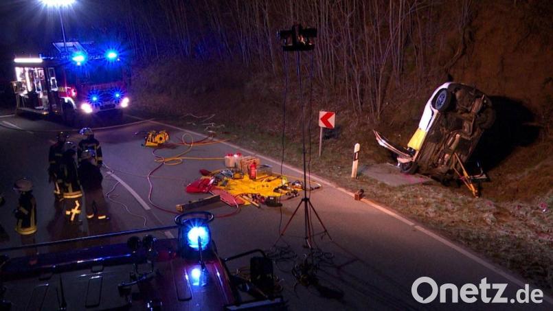 Ein Auto steckt hochkant an der Unfallstelle in Tholey, Saarland. Bild: Thorsten Kremers/dpa