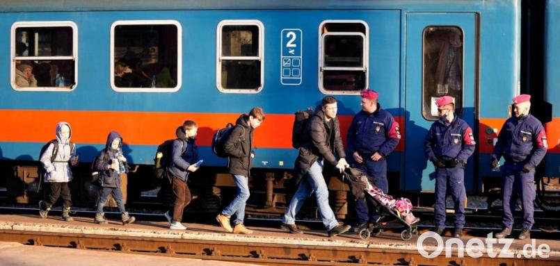Flüchtlinge, die vor dem Krieg in der Ukraine geflohen sind, kommen am ungarischen Bahnhof in Zahony an. Bild: Darko Vojinovic/AP/dpa