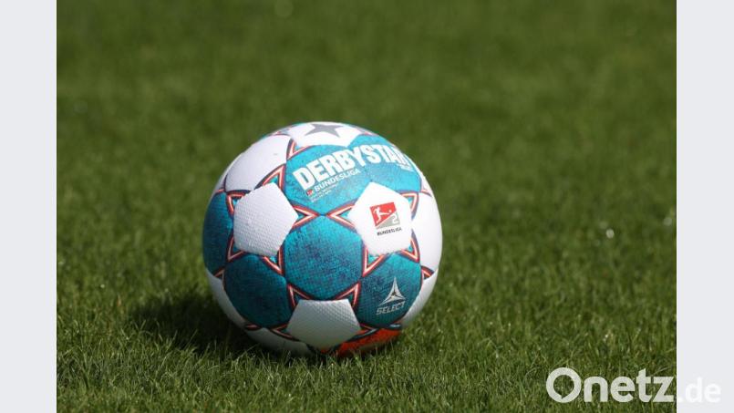 Der Spielball der Saison 2021/2022 der Bundesliga liegt auf dem Rasen. Bild: Guido Kirchner/dpa/Symbolbild