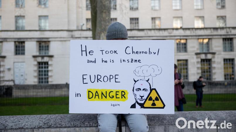Mit drastischen Worten warnt dieser Demonstrant in London vor Putin:: &quot;Er hat Tschernobyl eingenommen und er ist wahnsinnig. Europa ist in Gefahr, wieder.&quot; Symbolbild: : Hesther Ng/SOPA Images via ZUMA Press Wire/dpa