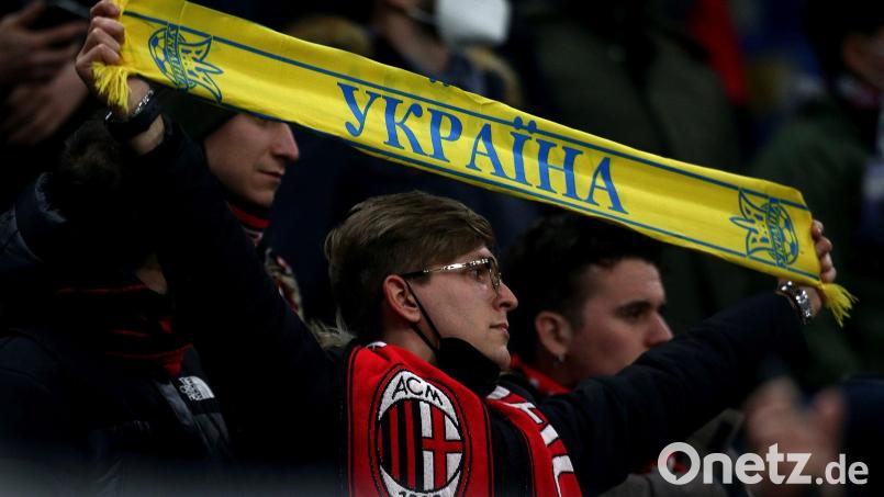 Unterstützung für die Ukraine, wie hier beim Derby AC Mailand gegen Inter Mailand am Dienstagabend. Der Sport leidet auch massiv unter dem Krieg. Bild: Spada/dpa