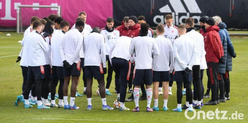 Bayern-Coach Julian Nagelsmann (M) schwört sein Team auf das Rückspiel gegen RB Salzburg ein. Bild: Tobias Hase/dpa