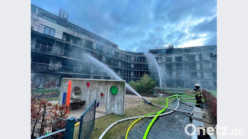 Der ausgebrannte Wohnkomplex in Essen muss abgerissen werden. Zu heftig sind die Schäden nach dem Großbrand. Bild: Stephan Witte/KDF-TV/dpa