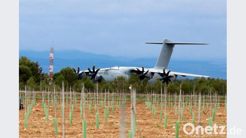 Ein Flugzeug der spanischen Luftwaffe holt am Freitag die Waffenlieferung für die Ukraine ab. Bild: Luis Vizcaíno/EUROPA PRESS/dpa