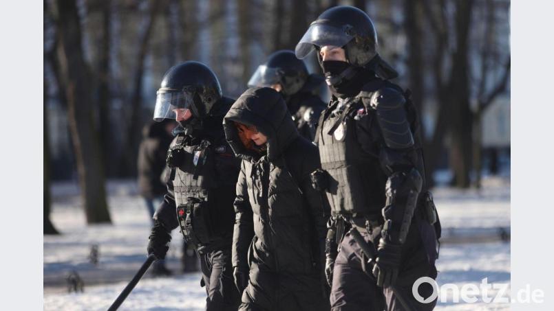 Polizeibeamte nehmen am Sonntag eine Demonstrantin in St. Petersburg fest. Bild: Stringer/SOPA Images via ZUMA Press Wire/dpa