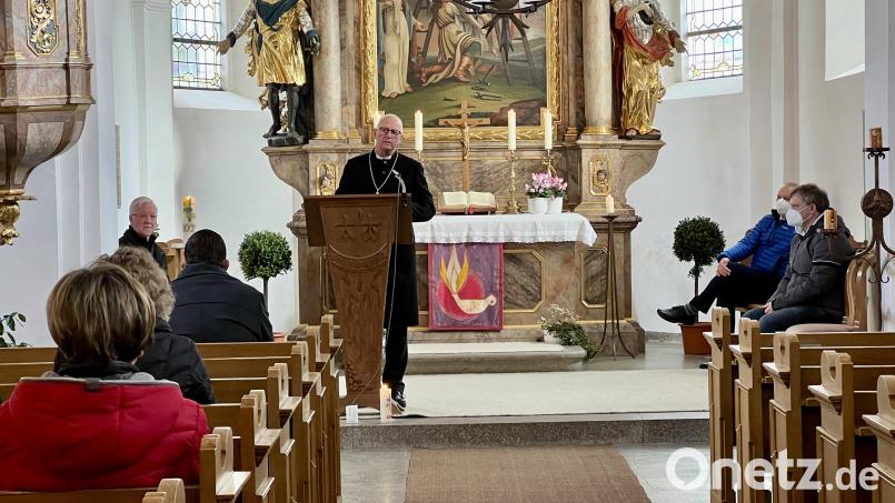 Bischof Klaus Stiegler (am Ambo) diskutiert mit den Gläubigen nach dem Sonntagsgottesdienst eine Stunde lang über den Verkauf des Bonhoeffer-Hauses; mit im Altarraum: Pfarrer Wilfried Römischer, Dekan Thomas Guba und Markus Pentner (von links). Bild: Eichl