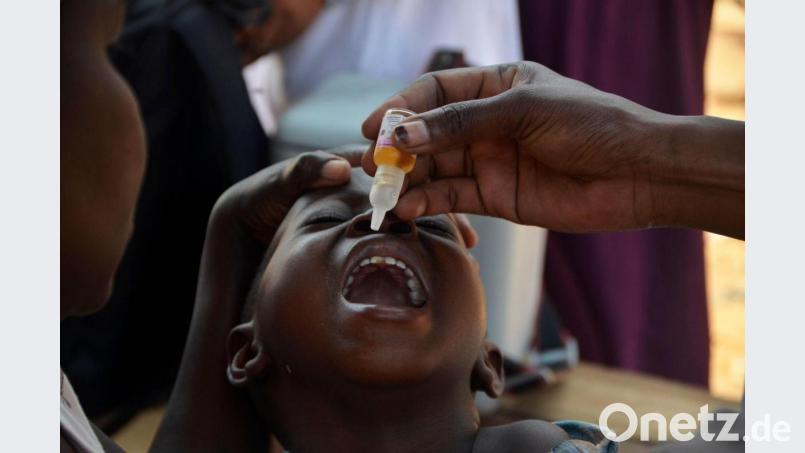 Ein Kind erhält einen Impfstoff gegen Polio. Bild: Nicholas Kajoba/XinHua/dpa