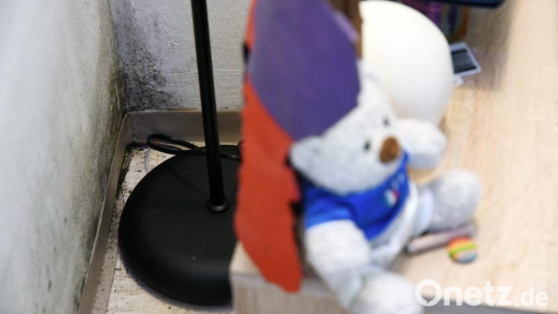 In den Wänden der Notunterkunft, in der die siebenköpfige Familie untergebracht ist, staut sich die Feuchtigkeit und verursacht heftige Schimmelbildung. Bild: exb