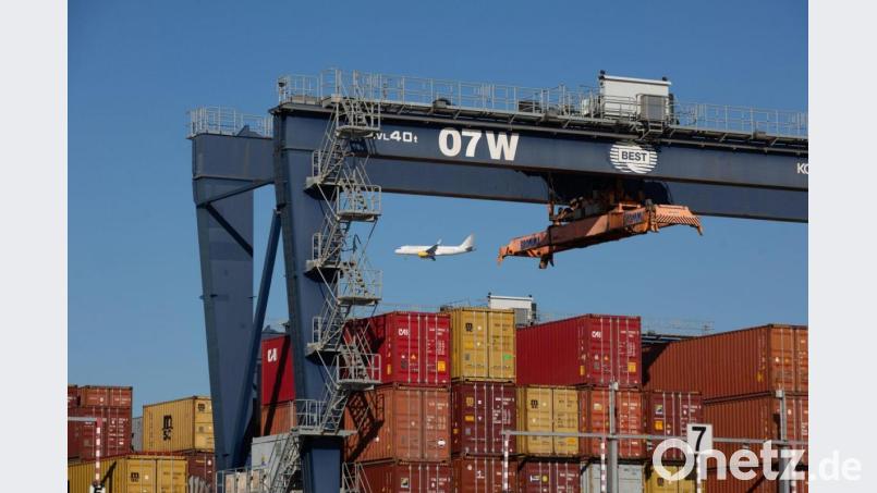 Container stehen im Hafen von Barcelona. Bild: David Zorrakino/EUROPA PRESS/dpa