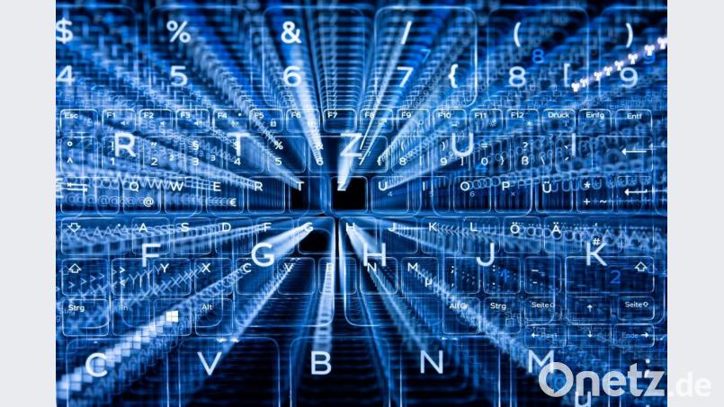 Tasten einer beleuchteten Tastatur. Bild: Sebastian Gollnow/dpa/Symbolbild
