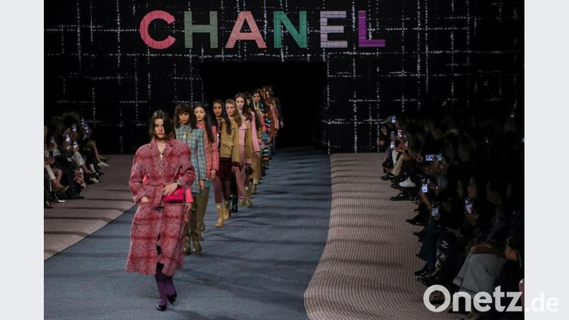 Models präsentieren Kreationen der Chanel-Kollektion bei der Fashion Week in Paris. Bild: Vianney Le Caer/Invision/AP/dpa