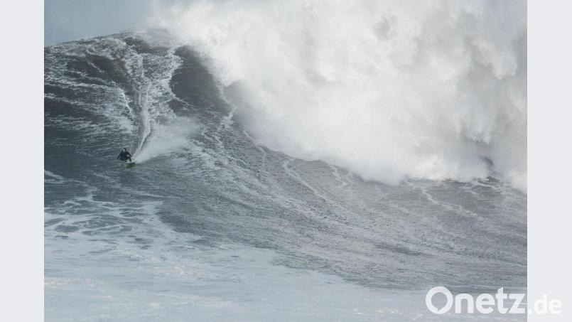 Sebastian Steudtner reitet eine Welle in Portugal. Bild: Miguel Sacramento/dpa