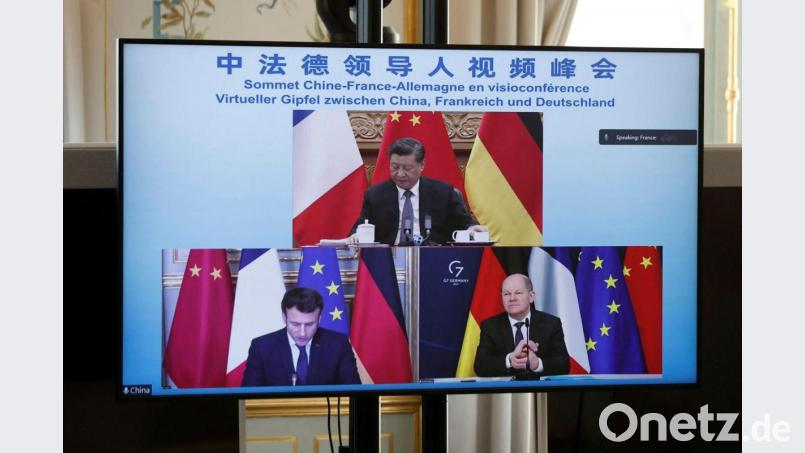 Emmanuel Macron (unten,l.), Olaf Scholz (unten,r.) und Xi Jinping während der Videokonferenz. Bild: Benoit Tessier/Reuters/AP/dpa